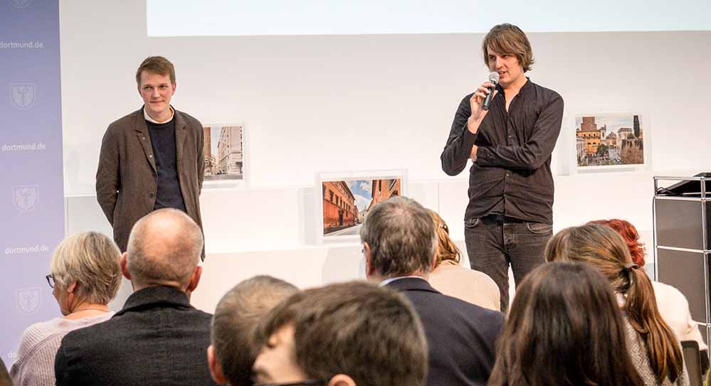 Förderpreisträger Philipp Valente (re) und Jonathan Schmaöler bedanken sich im Baukunstarchiv für den Preis.