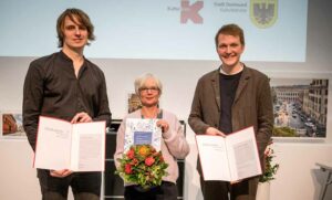 Philipp Valente (li) und Jonathan Schmaöler erhalten den mit je 7.500 Euro dotierten Förderpreis der Stadt Dortmund für junge Künstler*innen in der Sparte Architektur.