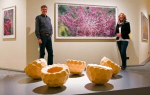 Die Heidenheimer Künstlerin und Imkerin Jeanette Zippel bereichert die Ausstellung mit faszinierenden Kunstwerken mit und über Bienen.