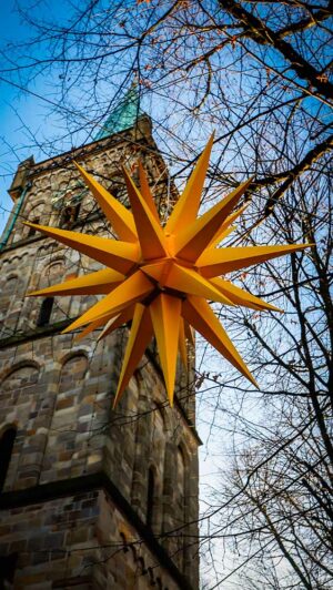 Ein großer Stern leuchtet vor der Evangelischen Kirche in Lütgendortmund. (Archivbild)