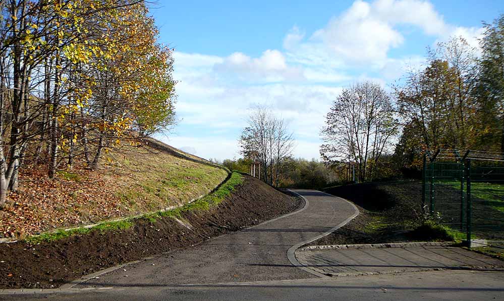 Im Westen schließt die neue Wegeverbindung an eine bestehende Asphaltstraße an.