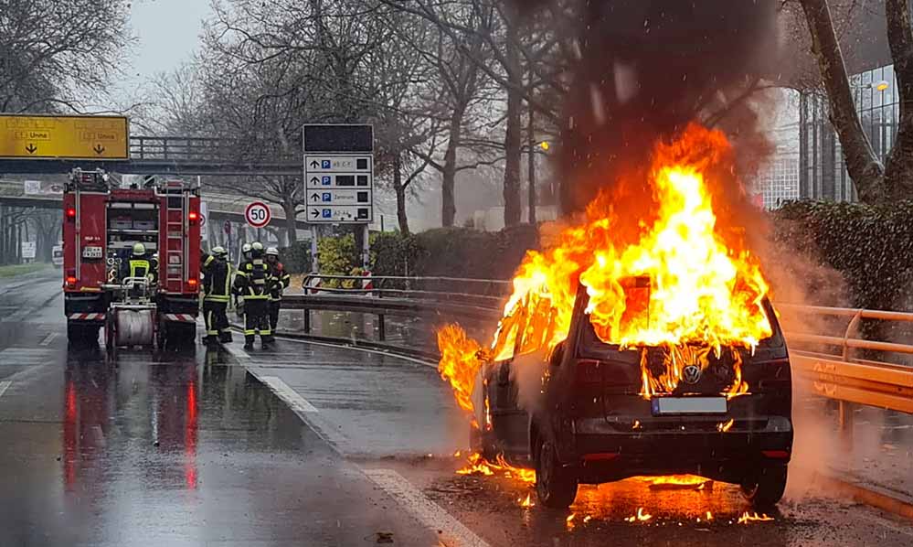 Der Wagen stand bei dem Eintreffen der Einsatzkräfte bereits in Vollbrand.