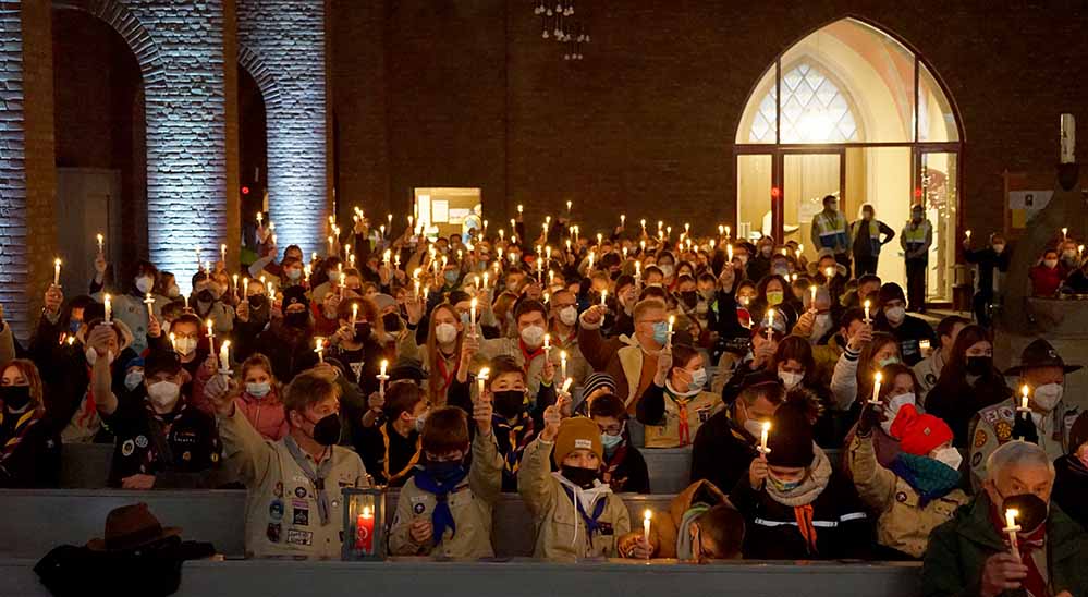Hunderte kleiner Friedenslicht-Kerzen erhellten die St. Joseph-Kirche in Dortmund beim Aussendungsgottesdienst für das Friedenslicht aus Bethlehem