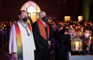 Pastor Martin Blume, Dekanatsjugendseelsorger der Katholischen Stadtkirche Dortmund, und Landesjugendpfarrer Christian Uhlstein von der Evangelischen Kirche von Westfalen (v.l.) fbei der Aussendung des Friedenslichts aus Bethlehem.