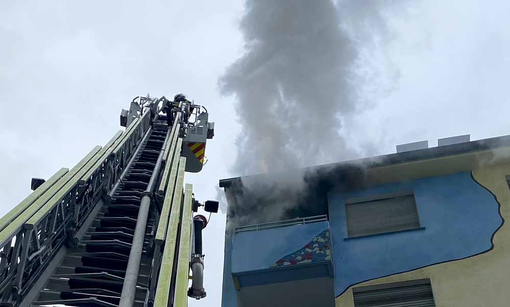Beim Eintreffen der Einsatzkräfte waren von einem Balkon im vierten Obergeschoss eines Mehrfamilienhauses eine große Rauchwolke und Flammen zu erkennen.
