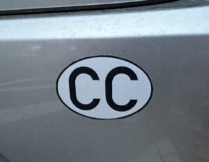 Der Aufkleber bleibt dran: In Deutschland werden Fahrzeuge im Dienste konsularischer Einrichtungen durch ovale Aufkleber mit den Buchstaben CC (Corps consulaire) kenntlich gemacht.
