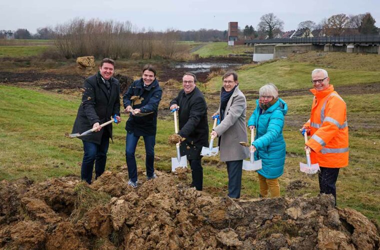 Verbesserung des Hochwasserschutzes von Castrop-Rauxel und Dortmund bis zur Emscher-Mündung – den ersten Spatenstich taten v.l. Rajko Kravanja (Bürgermeister der Stadt Castrop-Rauxel), Prof. Dr. Uli Paetzel (Vorstandsvorsitzender der Emschergenossenschaft), NRW-Umweltminister Oliver Krischer, Dr. Frank Dudda (Ratsvorsitzender der Emschergenossenschaft), Barbara Brunsing (Bürgermeisterin der Stadt Dortmund) und Dr. Frank Obenaus (Technischer Vorstand der Emschergenossenschaft)