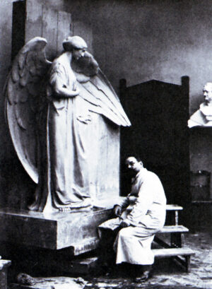 Der Bildhauer Wilhelm Fassbinder bei der Arbeit in seinem Atelier.