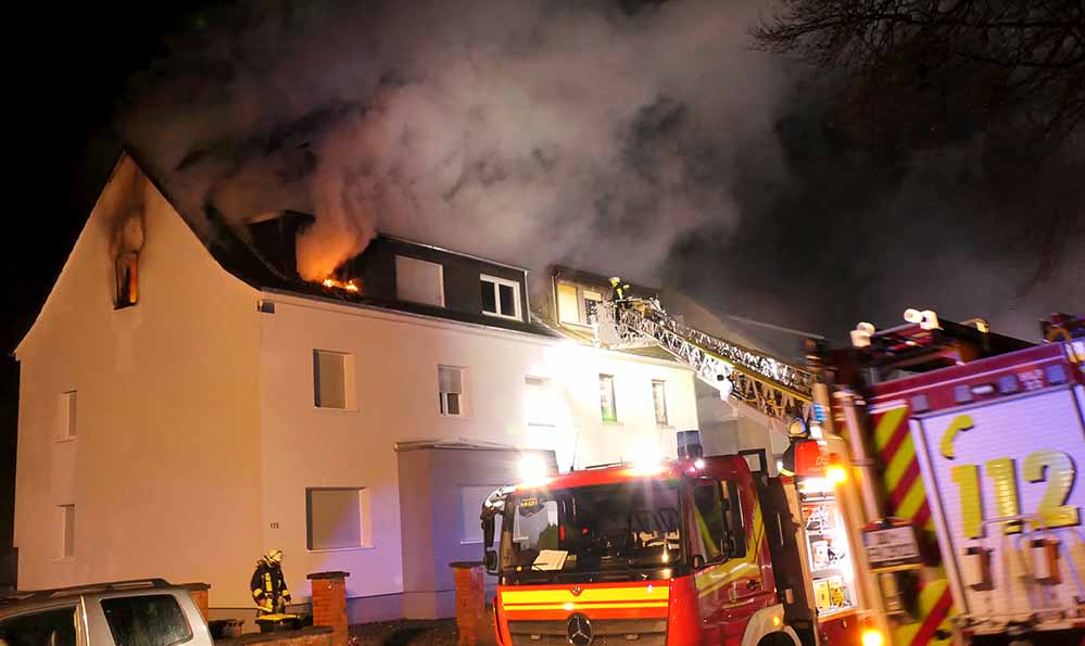 Ein Pizzalieferant sah Feuer im oberen Geschoss und informierte die Feuerwehr.