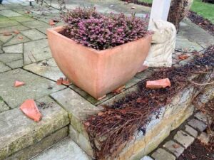 Trümmer der Dachpfannen fielen auf die Terrasse, auf der sich zum Glück niemand aufhielt.