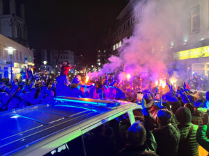 Die Polizei ahndete das Abbrennen von Pyrotechnik.