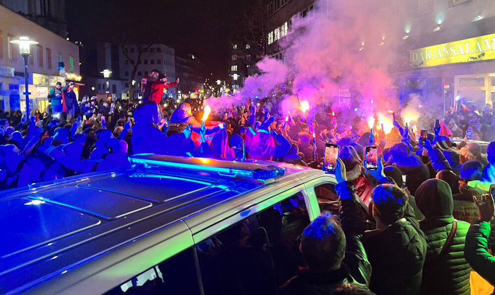 Die Polizei ahndete das Abbrennen von Pyrotechnik.