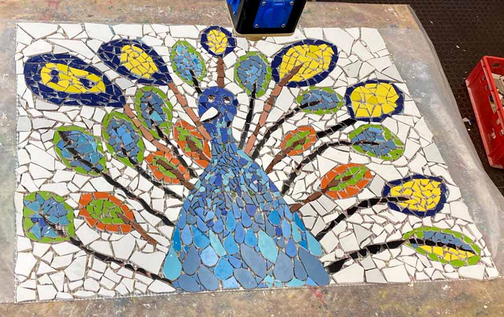 Den Pfau haben die Schüler:innen der Klasse 6/7 gestaltet.