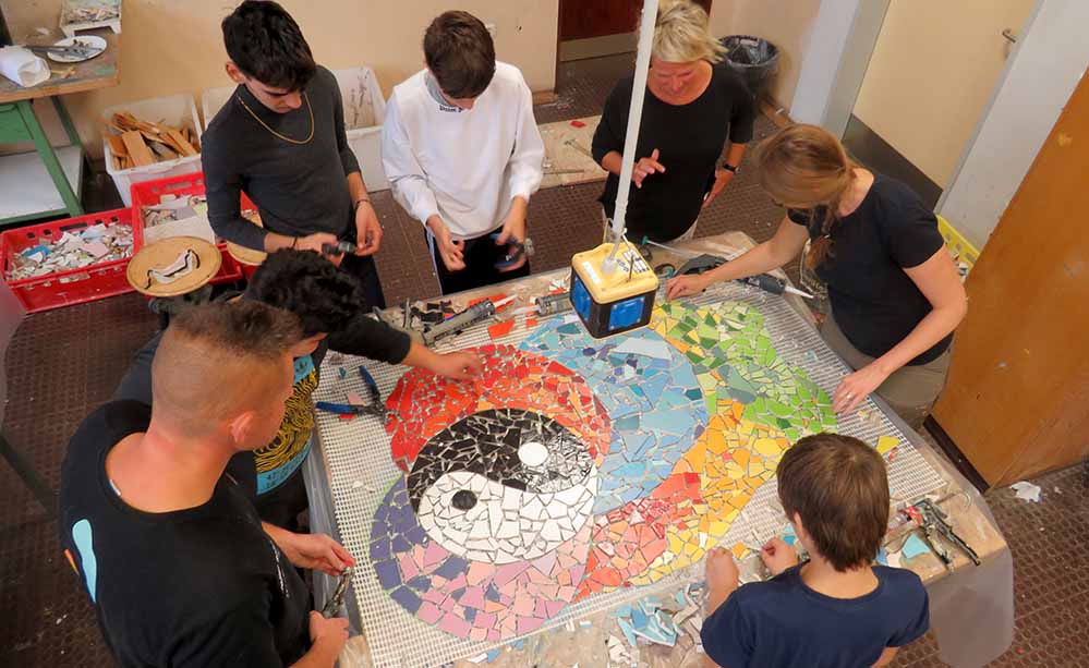 Gruppenweise nahmen alle Schüler:innen der Kielhornschule an den Mosaik-Workshops teil.