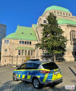 Polizeischutz vor der Alten Synagoge in Essen - Alltag auch vor den aktuellen Vorkommnissen.