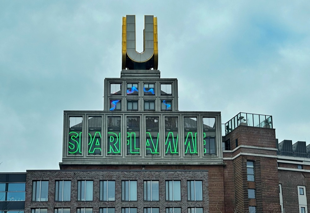 Die „Fliegenden Bilder“ thematisieren die Energiekrise und bringen die „Sparflamme“ auf das Dortmunder U.
