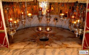 Das Friedenslicht wird in den Wochen vor Weihnachten in der Geburtskirche in Bethlehem entzündet und in einer Stafette in die Welt entsandt.