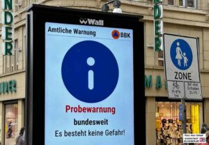 Auch auf den Infoscreens wird über die Probewarnung informiert.