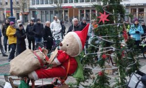 Trotz der Kälte kamen viele Teilnehmer:innen mit ihren Rädern auf den Friedensplatz.