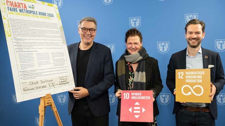 OB Thomas Westphal, Vera Dwors (Vorstand Faire Metropole Ruhr e.V.) und Martin van der Pütten (Teamleiter Büro für Internationale Beziehungen der Stadt Dortmund).