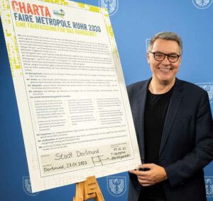 OB Thomas Westphal hat die Charta Faire Metropole Ruhr 2030 unterzeichnet und damit ambitionierte Ziele zur Förderung des Fairen Handel in Dortmund gesetzt. 