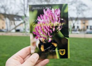 Bei einem gemeinsamen Termin am Dienstag im Stadtteilpark Wambel wurde das Büchlein vorgestellt. 