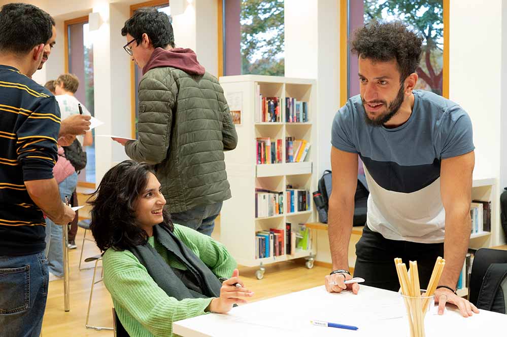 Auch das Sprachcafé findet im Rahmen der NRWege-Förderung statt. Hier haben internationale Studierende mit und ohne Fluchterfahrung die Möglichkeit, ihre Deutschkenntnisse anzuwenden und zu verbessern.