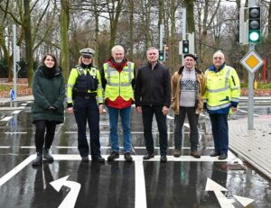 Gruppenbild (v.li.): Bezirksbürgermeisterin Hannah Rosenbaum, Nicole Jünemann (Polizeihauptkommissarin), Werner Blanke (Vorsitzender ADFC Kreisverband Dortmund), Manfred Hagedorn (Leiter des Fachbereichs Schule), Hermann Lüer (Fachbereich Schule) und Bernd Andernach (Vorsitzender Deutsche Verkehrswacht Dortmund e.V.). 