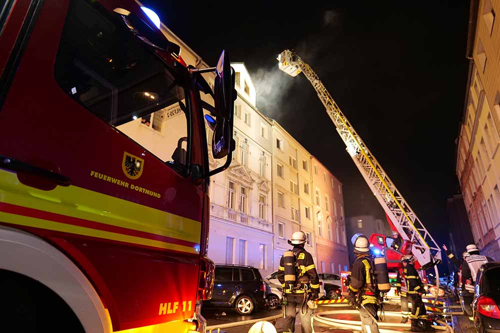 Die Feuerwehr kontrolliert mittels Drehleiter das Dachgeschoss.