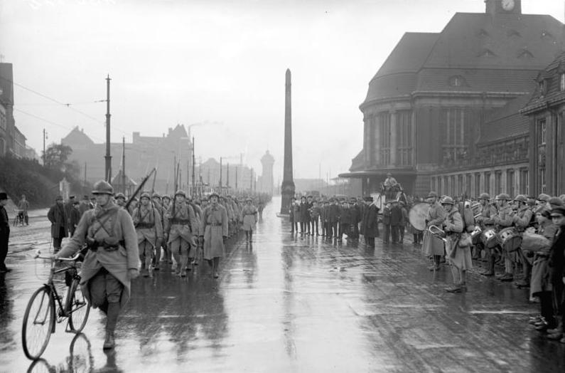 Die endgültige Räumung Dortmunds - Vorbeimarsch der abfahrenden Truppen vor dem Hauptbahnhof in Dortmund im Oktober 1924.