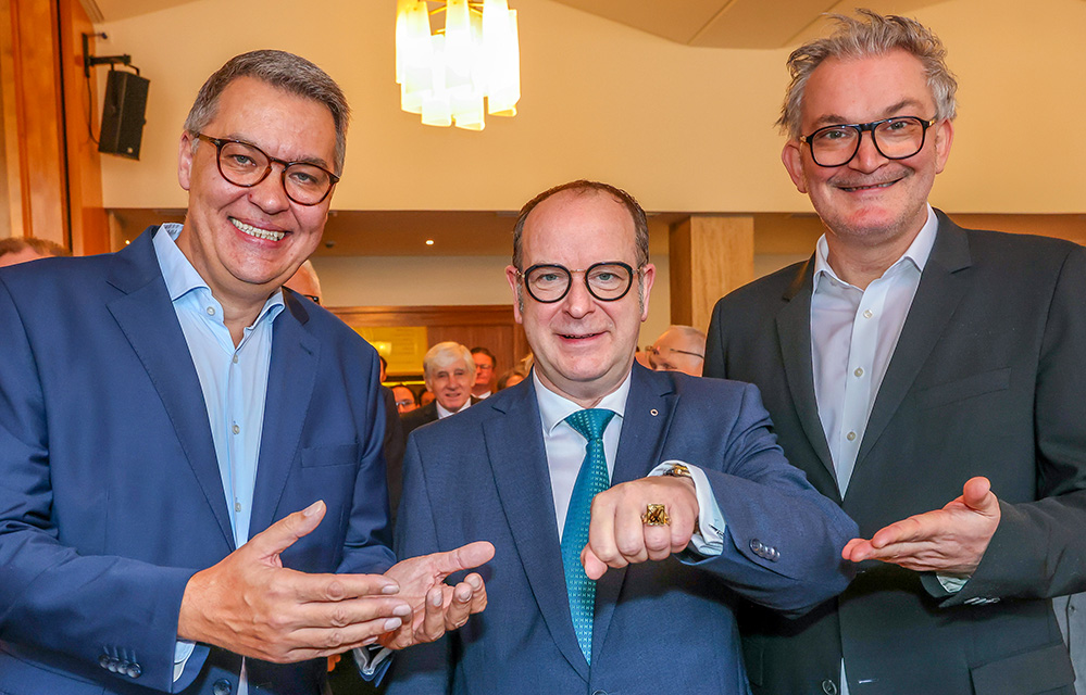 Dirk Rutenhofer (Mitte) wurde mit dem City-Ring 2023 ausgezeichnet. Darüber freuen sich Tobias Heitmann (r.), Vorstandsvorsitzender des Cityrings Dortmund, und Oberbürgermeister Thomas Westphal.
