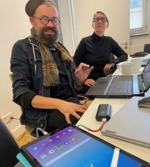 Andrea Gerards und Frank Linke vom PIKSL Labor während einer Schulung.