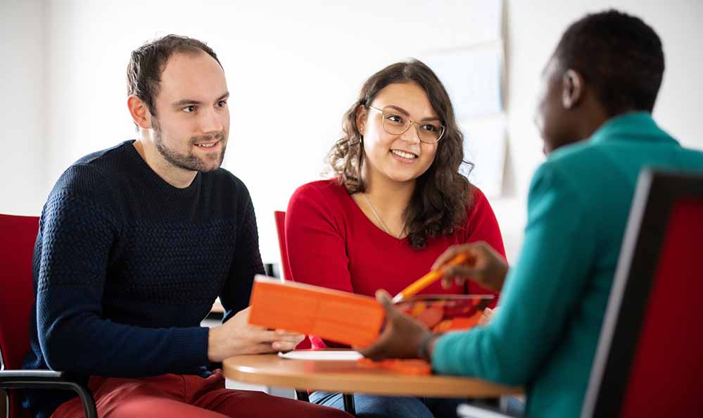 Das International Office der FH Dortmund berät ausländische Studierende und unterstützt zum Beispiel mit Deutschkursen aber auch mit Stipendien für Geflüchtete.