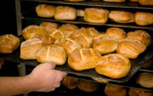 Die Beschäftigten in Dortmunder Bäckereien bekommen ab diesem Monat mehr Geld.