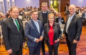 Gruppenbild: v.l. IHK-Hauptgeschäftsführer Stefan Schreiber, Markus Gürne (Leiter der ARD-Finanzredaktion), stellv. IHK-Hauptgeschäftsführer Wulf-Christian Ehrich, IHK-Vizepräsidentin Anja Fischer und IHK-Vizepräsident Christian Zurbrüggen. 