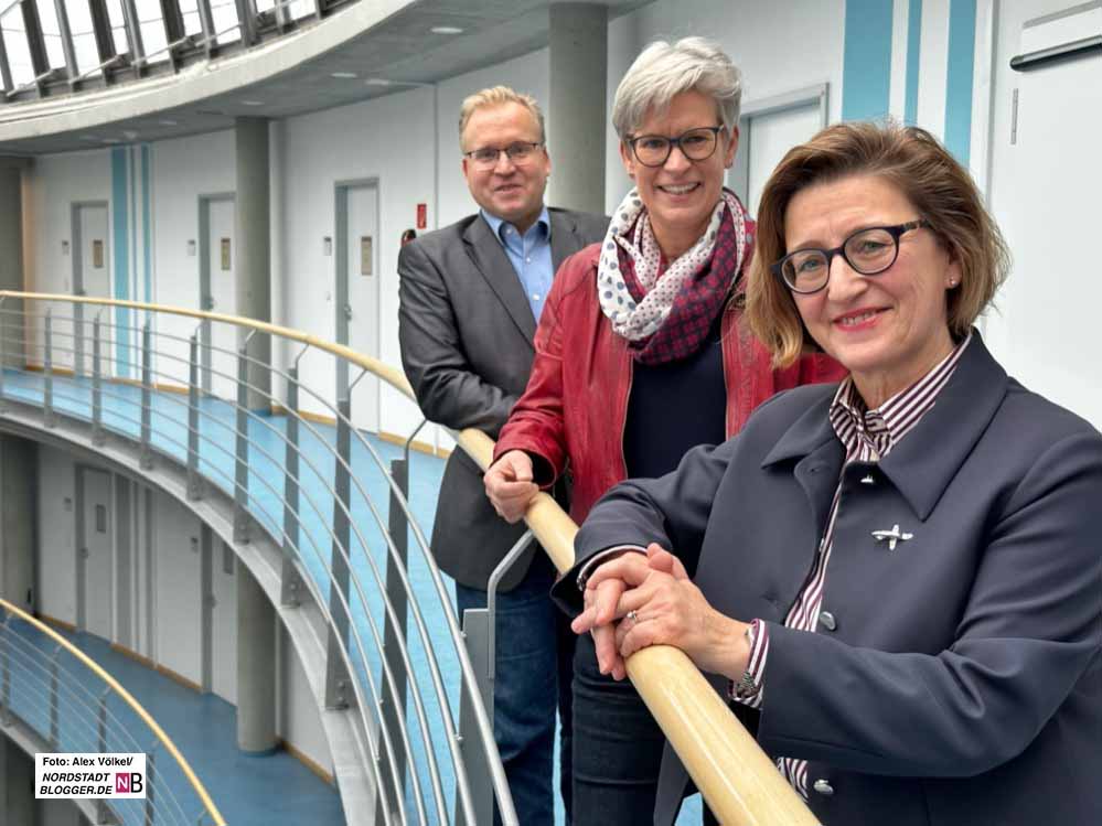 Marcus Weichert, Dr. Regine Schmalhorst und Heike Bettermann bei der Jahres-PK von Jobcenter und Arbeitsagentur.