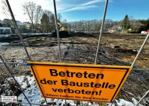 Bis die Arbeiten für den Neubau starten, bleibt das Baugrundstück eingezäunt und es finden keine Bautätigkeiten statt.