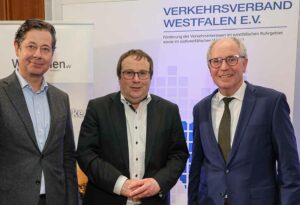 (v.l.): Marc Simon (Vorsitzender des Verkehrsverbandes Westfalen), Minister Oliver Krischer, Manfred Müller (Vorsitzender des Westfalen e.V.)