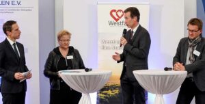 (v.l): Stefan Peltzer (Geschäftsführer Verkehrsverband Westfalen e.V.), Anja Fischer (Vizepräsidentin der IHK zu Dortmund und Busunternehmerin), Dr. Martin Klein (Hauptgeschäftsführer des Landkreistags NRW) , Joachim Künzel (Geschäftsführer des NWL)