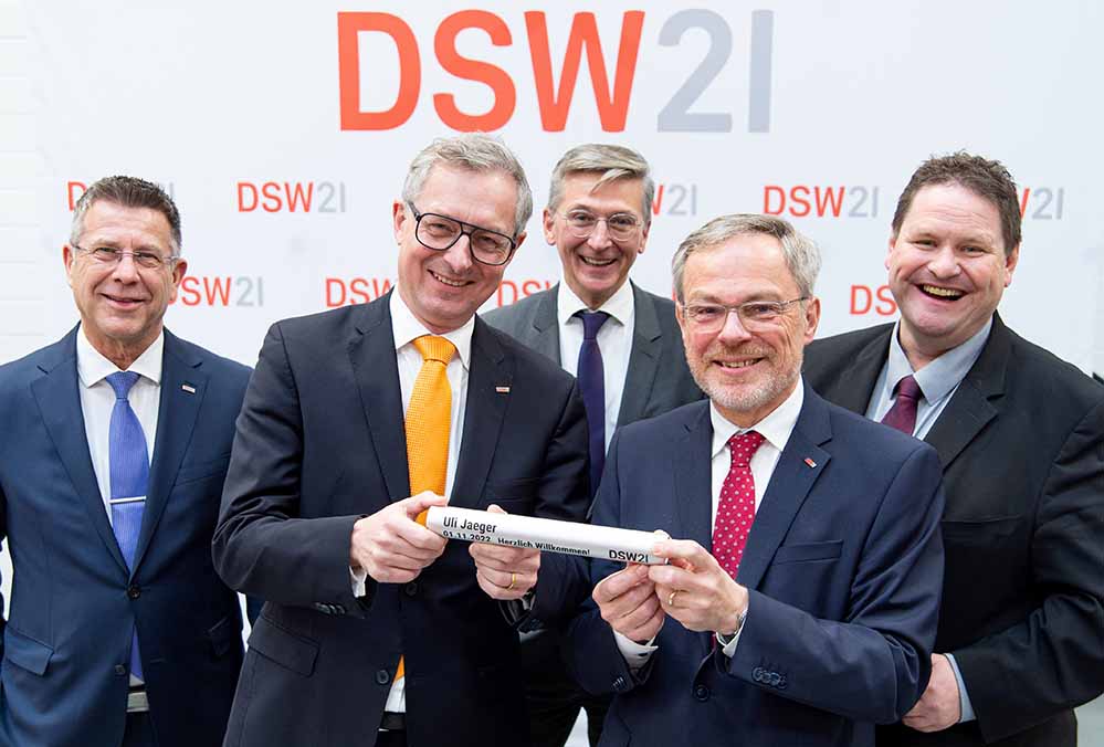 Der Vorstand von DSW21 bei der Staffelstabübergabe (v.l.): Guntram Pehlke (Vorstandsvorsitzender), Ulrich Jaeger (neuer Verkehrsvorstand), Jörg Jacoby (Finanzvorstand), Hubert Jung (scheidender Verkehrsvorstand) und Harald Kraus (Arbeitsdirektor).