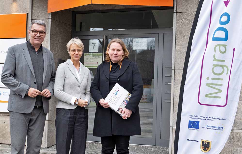 Bildungsministerin Dorothee Feller (Mitte) im MigraDo am Friedensplatz mit Oberbürgermeister Thomas Westphal und Silke Straubel (re), Leiterin des MigraDo