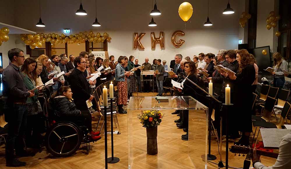 Eine große Gemeinde feierte den Gottesdienst zur Segnung der neuen Räume der Katholischen Hochschulgemeinde Dortmund im Dortmunder Kreuzviertel.