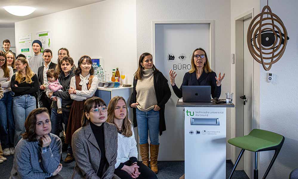 Dr. Kerstin Leimbrink (r.) und Prof. Barbara Mertins (2.v.r.) bei der Eröffnung des BabyLabs.