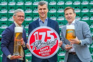  Die Brauerei-Geschäftsführer Uwe Helmich und Thomas Schneider sowie Marketing Manager Andreas Thielemann (v. r.) freuen sich, den 175. Geburtstag von Fritz Brinkhoff das ganze Jahr über zu feiern.