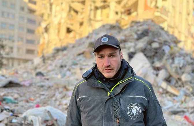Der Dortmunder Bestatter Carsten Strauß hilft ehrenamtlich im Erdbeben-Gebiet.
