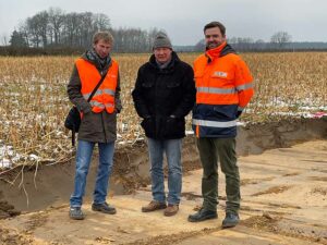 (v.l.n.r.) Maik Löhr, Leiter Regenerative Energien bei DEW1, gemeinsam mit einem der Projektentwickler Gerhard Binotsch und mit DEW21-Projektleiter Dominic Westermann in Hankensbüttel.