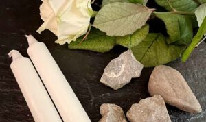 Die Veranstalter:innen bitten darum, Blumen, Kerzen oder Steine mitzubringen, diezum Gedenken niedergelegt werden sollen.