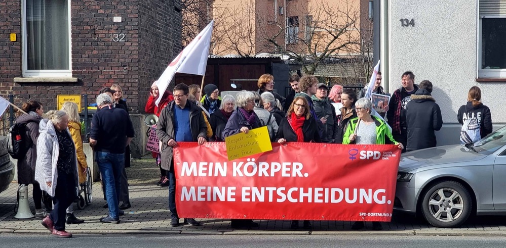 Der Gegenprotest war bereit - doch die Kundgebung der Abtreibungsgegner:innen fiel ins Wasser.