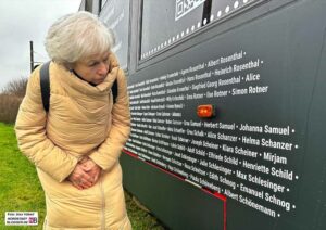 Barbara Samuel sucht nach den Namen ihrer Verwandten, die von den Nazis ermordet wurden. 