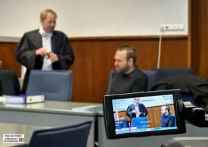 Prozess um „N.S. heute" für dem Landgericht: Rechtsanwalt Björn Clemens und der Angeklage Sascha Krolzig.